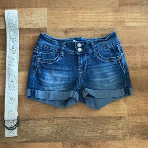 No Boundaries jean shorts with belt
